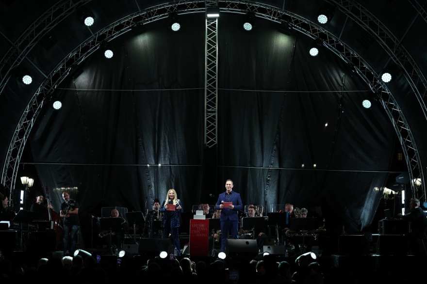 Η Αθήνα φόρεσε τα γιορτινά της - Φωταγωγήθηκε το χριστουγεννιάτικο δέντρο στο Σύνταγμα, δείτε βίντεο και φωτογραφίες