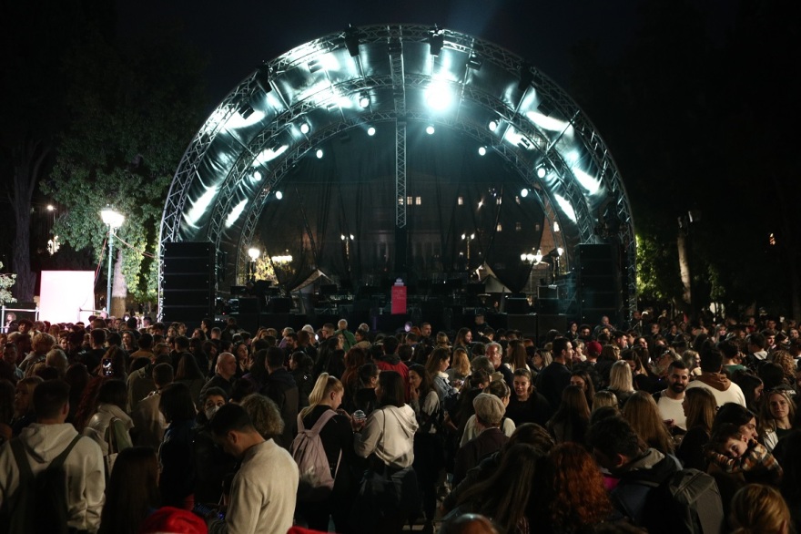 Η Αθήνα φόρεσε τα γιορτινά της - Φωταγωγήθηκε το χριστουγεννιάτικο δέντρο στο Σύνταγμα, δείτε βίντεο και φωτογραφίες