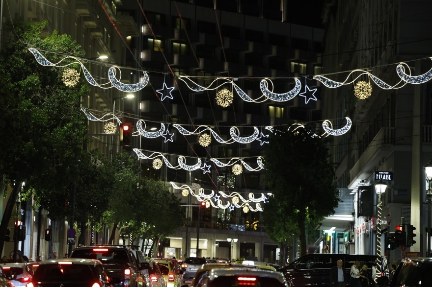 Η Αθήνα φόρεσε τα γιορτινά της - Φωταγωγήθηκε το χριστουγεννιάτικο δέντρο στο Σύνταγμα, δείτε βίντεο και φωτογραφίες