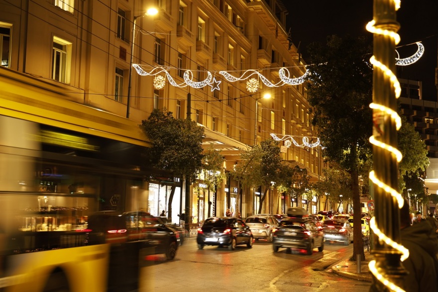 Η Αθήνα φόρεσε τα γιορτινά της - Φωταγωγήθηκε το χριστουγεννιάτικο δέντρο στο Σύνταγμα, δείτε βίντεο και φωτογραφίες