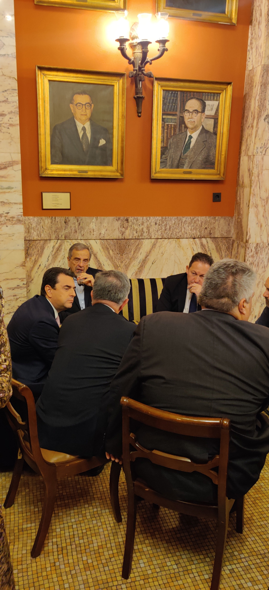 Βουλή: «Πηγαδάκι» βουλευτών της ΝΔ με Σαμαρά στο εντευκτήριο