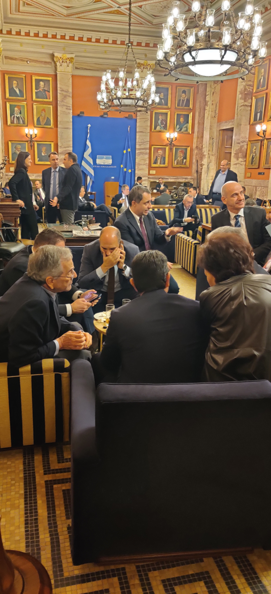 Βουλή: «Πηγαδάκι» βουλευτών της ΝΔ με Σαμαρά στο εντευκτήριο