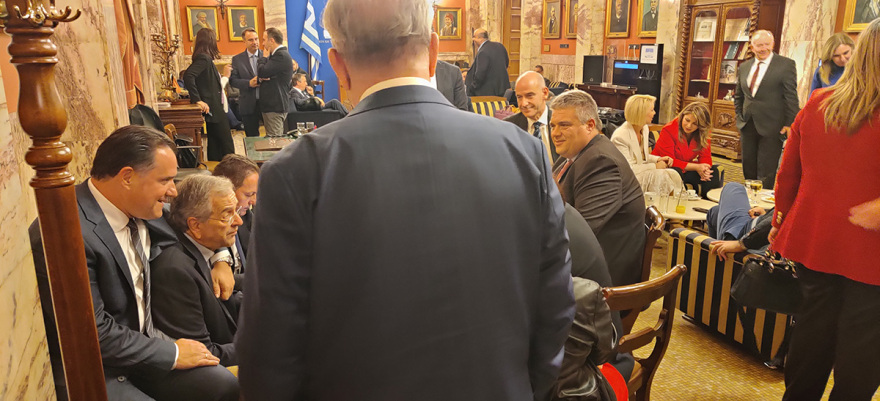 Βουλή: «Πηγαδάκι» βουλευτών της ΝΔ με Σαμαρά στο εντευκτήριο