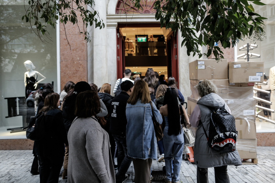 Black Friday: Ουρές σε Αθήνα, Θεσσαλονίκη, Λάρισα - Έπιασαν σειρά πριν το άνοιγμα των καταστημάτων