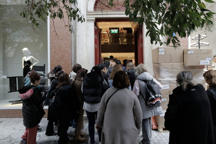 Black Friday: Ουρές σε Αθήνα, Θεσσαλονίκη, Λάρισα - Έπιασαν σειρά πριν το άνοιγμα των καταστημάτων