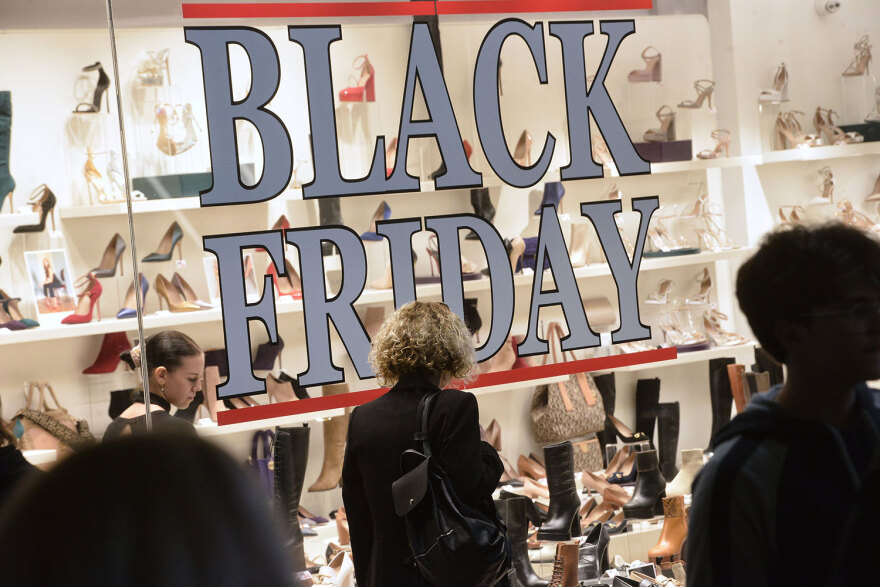 Black Friday: Ουρές σε Αθήνα, Θεσσαλονίκη, Λάρισα - Έπιασαν σειρά πριν το άνοιγμα των καταστημάτων