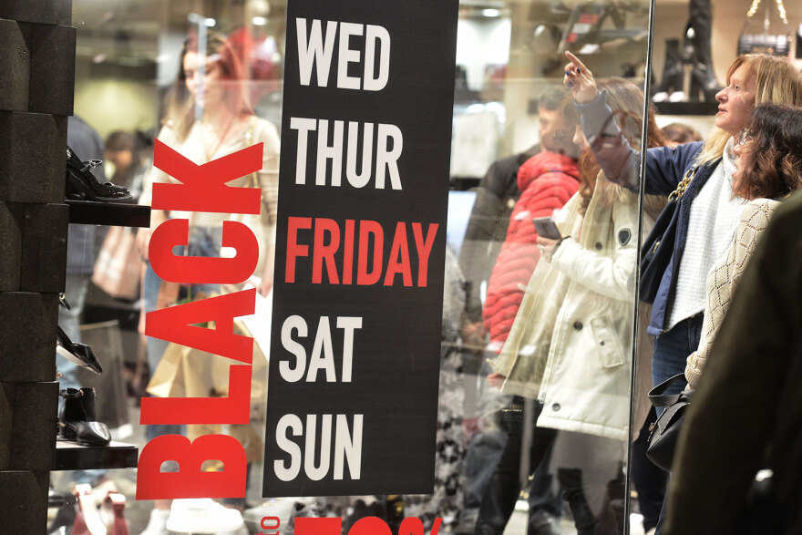 Black Friday: Ουρές σε Αθήνα, Θεσσαλονίκη, Λάρισα - Έπιασαν σειρά πριν το άνοιγμα των καταστημάτων