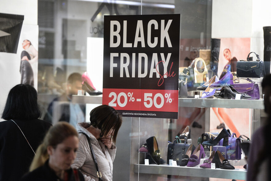 Black Friday: Ουρές σε Αθήνα, Θεσσαλονίκη, Λάρισα - Έπιασαν σειρά πριν το άνοιγμα των καταστημάτων
