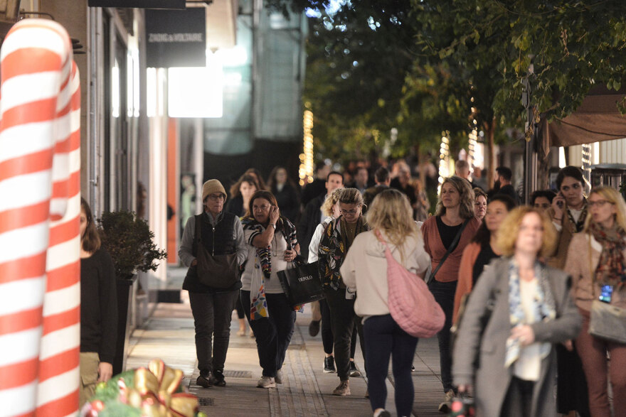 Black Friday: Ουρές σε Αθήνα, Θεσσαλονίκη, Λάρισα - Έπιασαν σειρά πριν το άνοιγμα των καταστημάτων