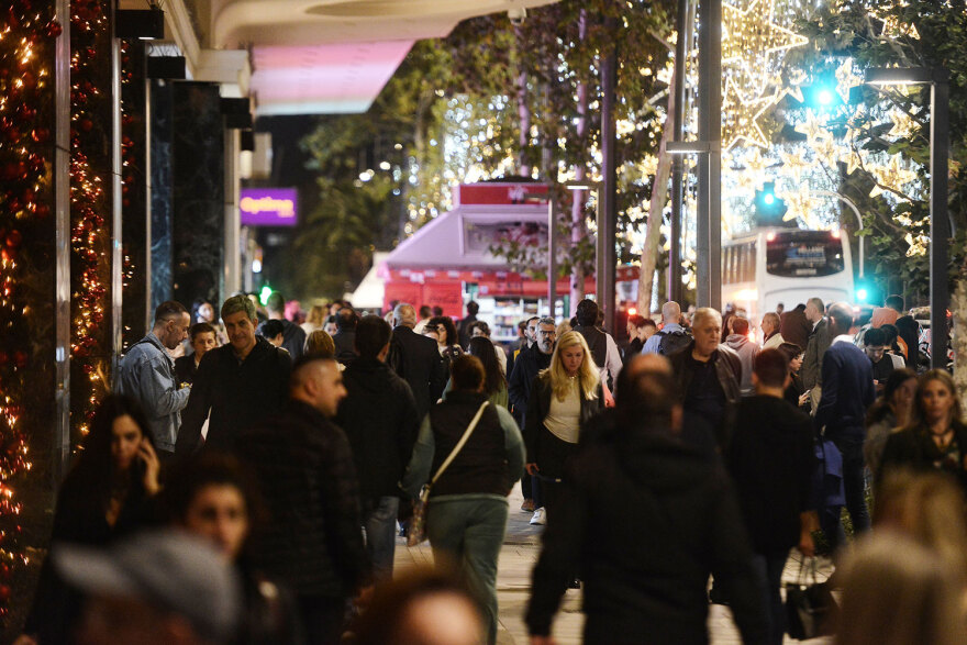 Black Friday: Ουρές σε Αθήνα, Θεσσαλονίκη, Λάρισα - Έπιασαν σειρά πριν το άνοιγμα των καταστημάτων