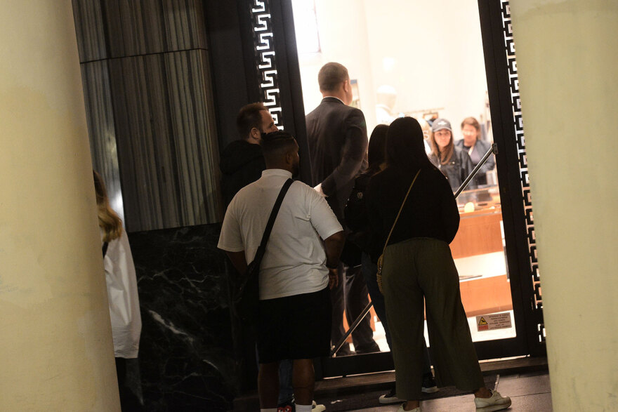 Black Friday: Ουρές σε Αθήνα, Θεσσαλονίκη, Λάρισα - Έπιασαν σειρά πριν το άνοιγμα των καταστημάτων