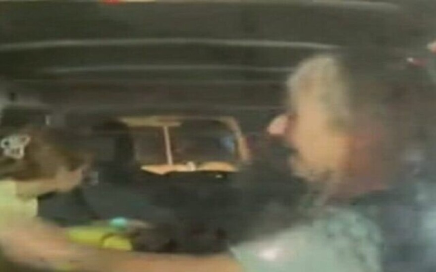 Πόλεμος στο Ισραήλ: Οι πρώτες εικόνες των ομήρων της Χαμάς που απελευθερώθηκαν - Χαιρετούν μέσα από τα ασθενοφόρα