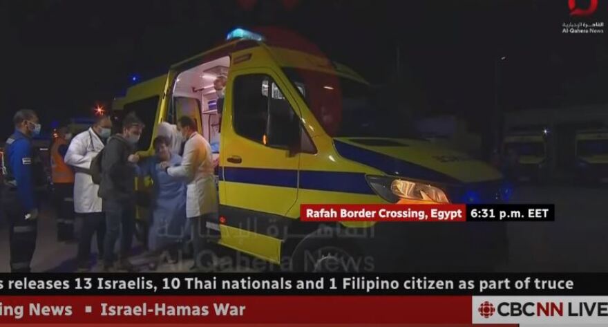 Πόλεμος στο Ισραήλ: Οι πρώτες εικόνες των ομήρων της Χαμάς που απελευθερώθηκαν - Χαιρετούν μέσα από τα ασθενοφόρα