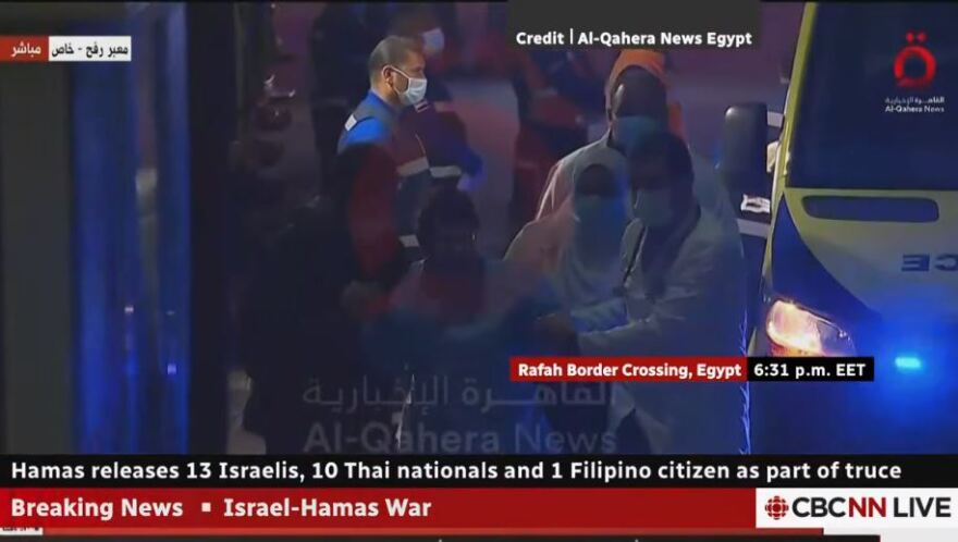 Πόλεμος στο Ισραήλ: Οι πρώτες εικόνες των ομήρων της Χαμάς που απελευθερώθηκαν - Χαιρετούν μέσα από τα ασθενοφόρα