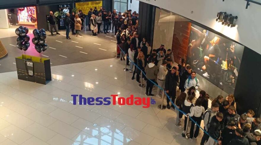 Black Friday: Ουρές σε Αθήνα, Θεσσαλονίκη, Λάρισα - Έπιασαν σειρά πριν το άνοιγμα των καταστημάτων