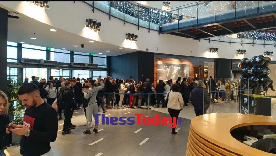 Black Friday: Ουρές σε Αθήνα, Θεσσαλονίκη, Λάρισα - Έπιασαν σειρά πριν το άνοιγμα των καταστημάτων
