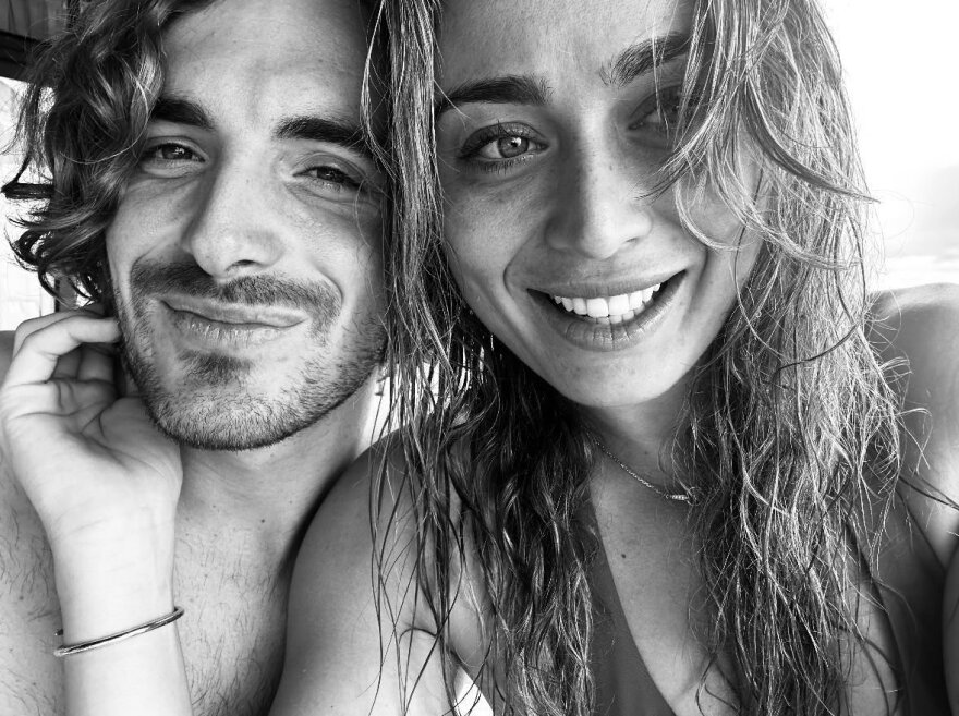 Δημόσια ερωτική εξομολόγηση της Μπαντόσα στον Τσιτσιπά από τις Μαλδίβες: «Ο Στέφανος είναι όμορφος, τρυφερός...»