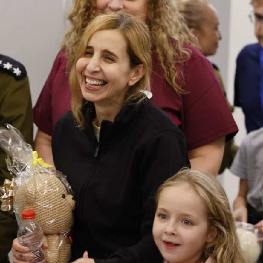 Συγκινητική φωτογραφία από Ισραήλ: Η τεράστια αγκαλιά 5χρονης στη γιαγιά της μετά από 49 μέρες ομηρείας!