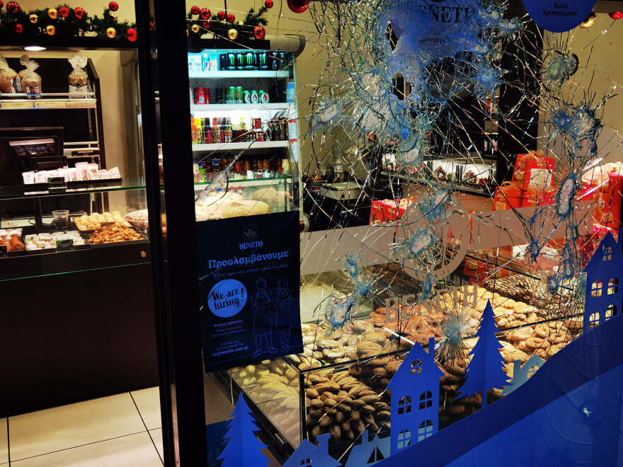 Επεισόδια στην Καισαριανή: Έκαψαν αυτοκίνητο και κάδους, έσπασαν καταστήματα