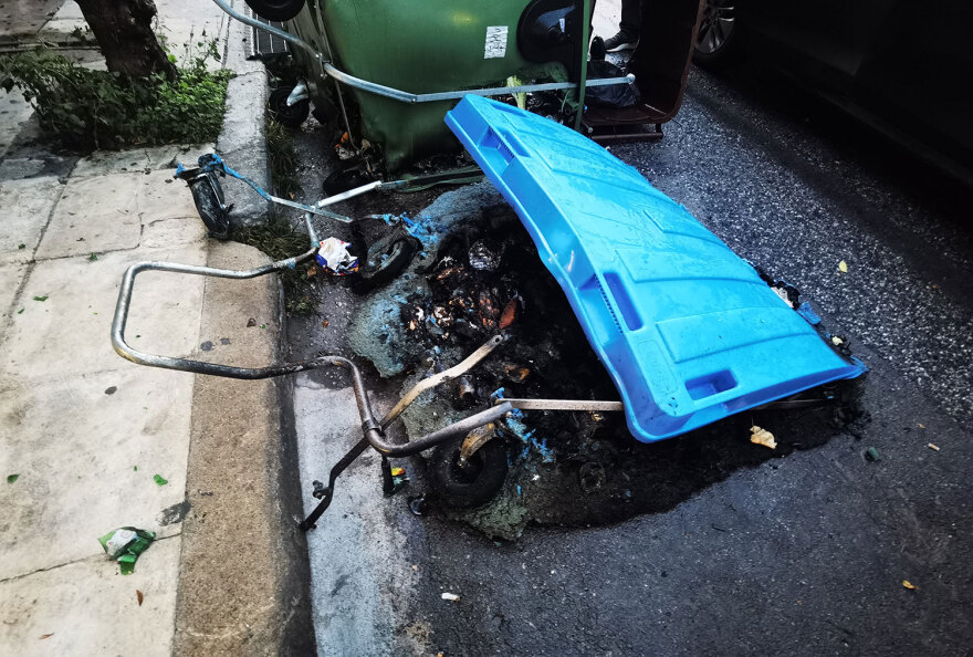 Επεισόδια στην Καισαριανή: Έκαψαν αυτοκίνητο και κάδους, έσπασαν καταστήματα