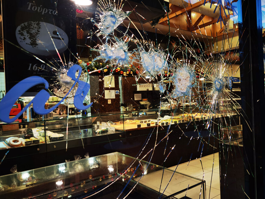 Επεισόδια στην Καισαριανή: Έκαψαν αυτοκίνητο και κάδους, έσπασαν καταστήματα