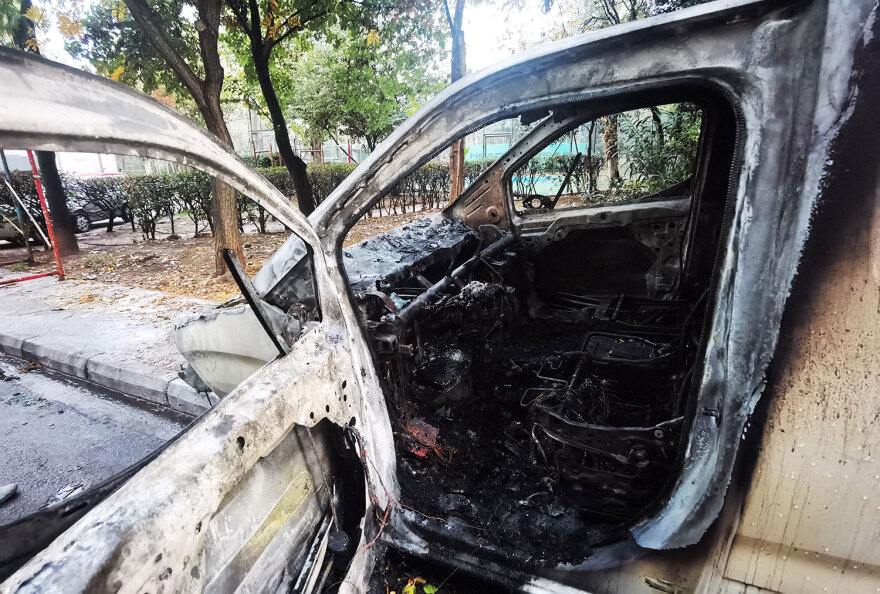 Επεισόδια στην Καισαριανή: Έκαψαν αυτοκίνητο και κάδους, έσπασαν καταστήματα