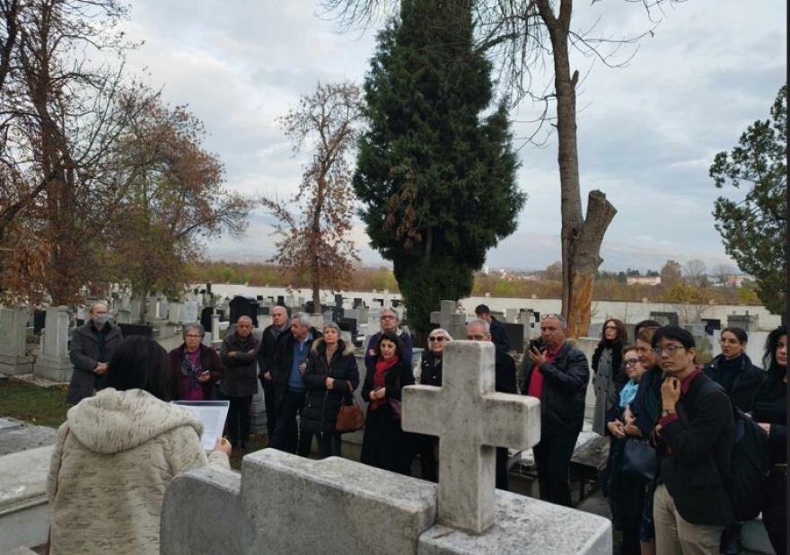 Σκόπια: Τον τάφο του «Αλέξη Ζορμπά» επισκέφθηκαν φίλοι του Νίκου Καζαντζάκη από την Ελλάδα, την Ιαπωνία κι άλλες χώρες