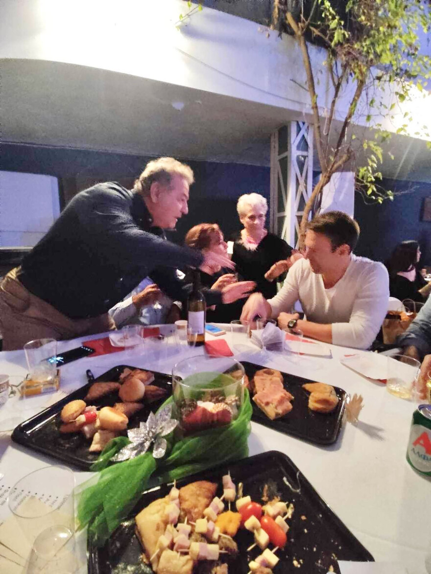 Στέφανος Κασσελάκης: «Εσύ είσαι σαν φωτομοντέλο, γιατί ασχολείσαι με την πολιτική» του είπαν στις Σπέτσες - Δείτε φωτογραφίες