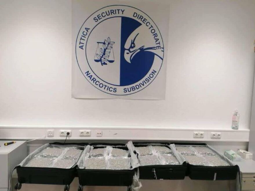 ΕΛΑΣ: Προσγειώθηκε στο «Ελευθέριος Βενιζέλος» με βαλίτσες γεμάτες κάνναβη και συνελήφθη