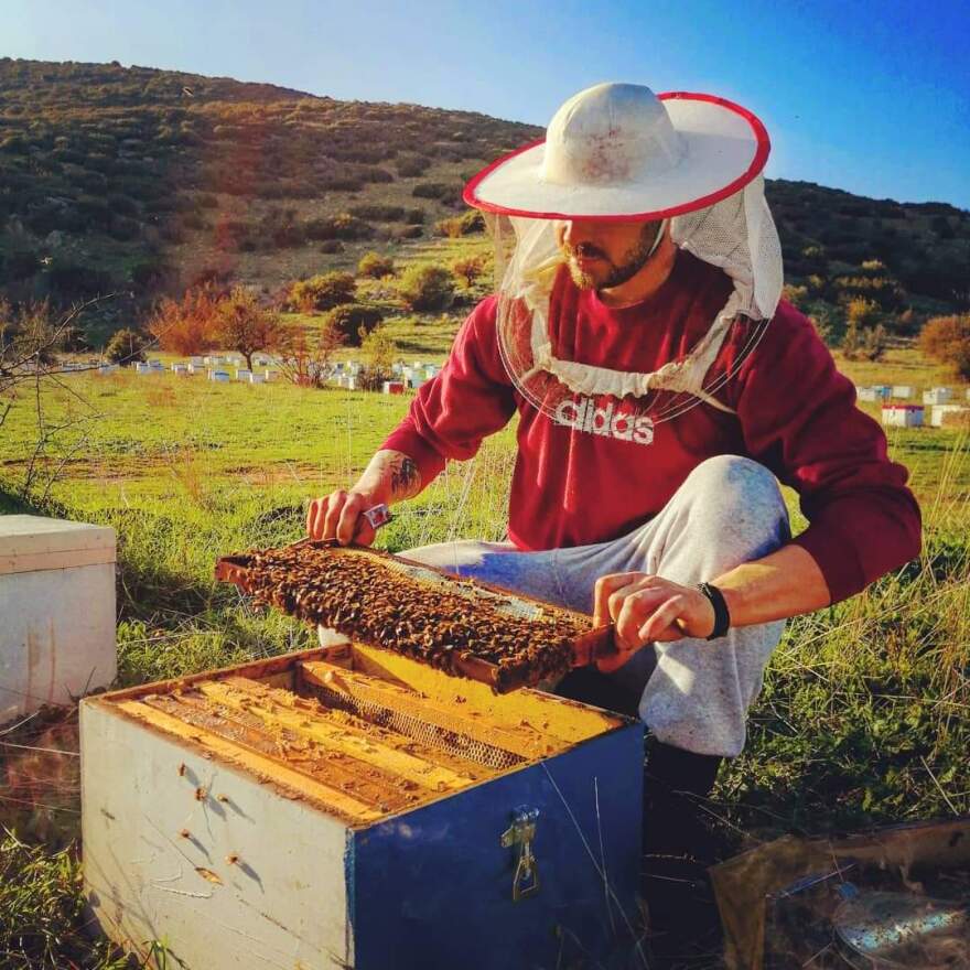 Θεσσαλία: Οι δύο μελισσοκόμοι που στηρίζουν τους πλημμυροπαθείς