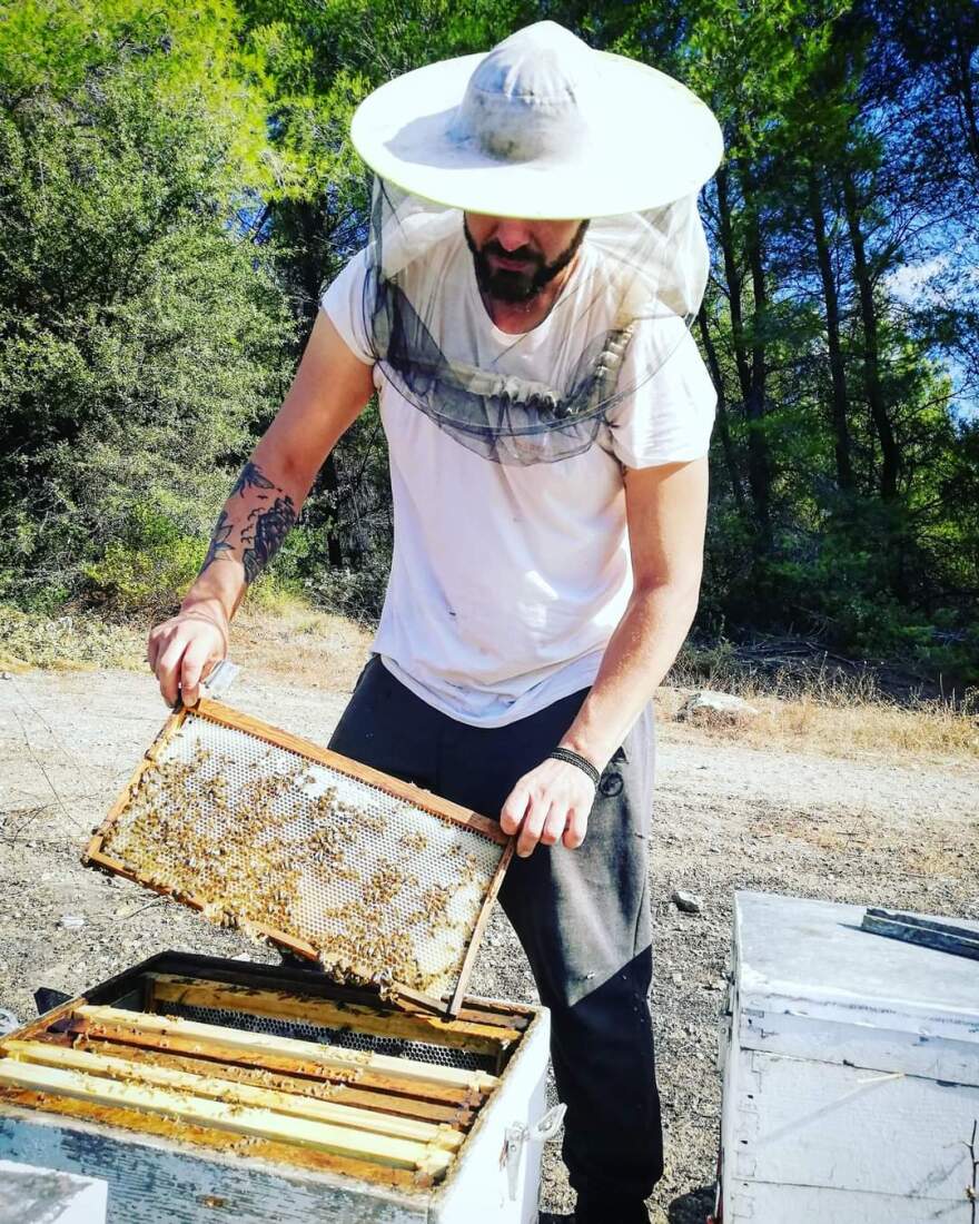 Θεσσαλία: Οι δύο μελισσοκόμοι που στηρίζουν τους πλημμυροπαθείς