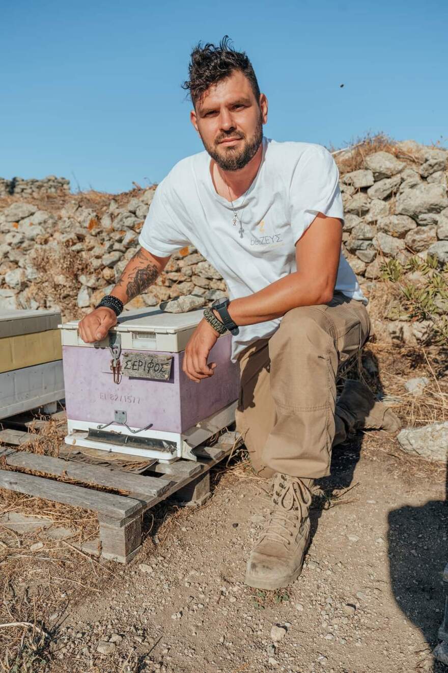 Θεσσαλία: Οι δύο μελισσοκόμοι που στηρίζουν τους πλημμυροπαθείς