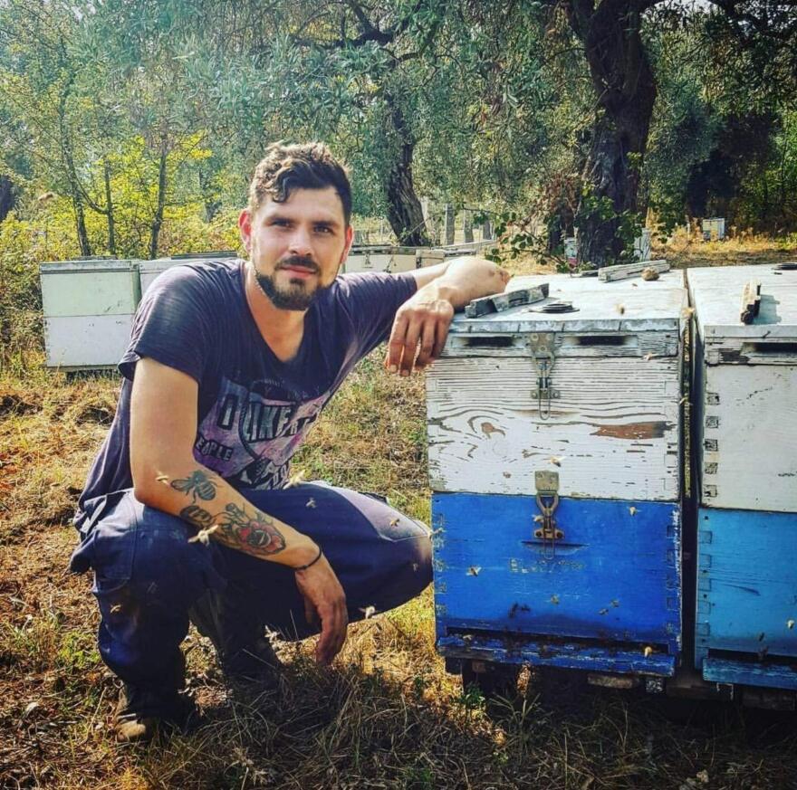Θεσσαλία: Οι δύο μελισσοκόμοι που στηρίζουν τους πλημμυροπαθείς