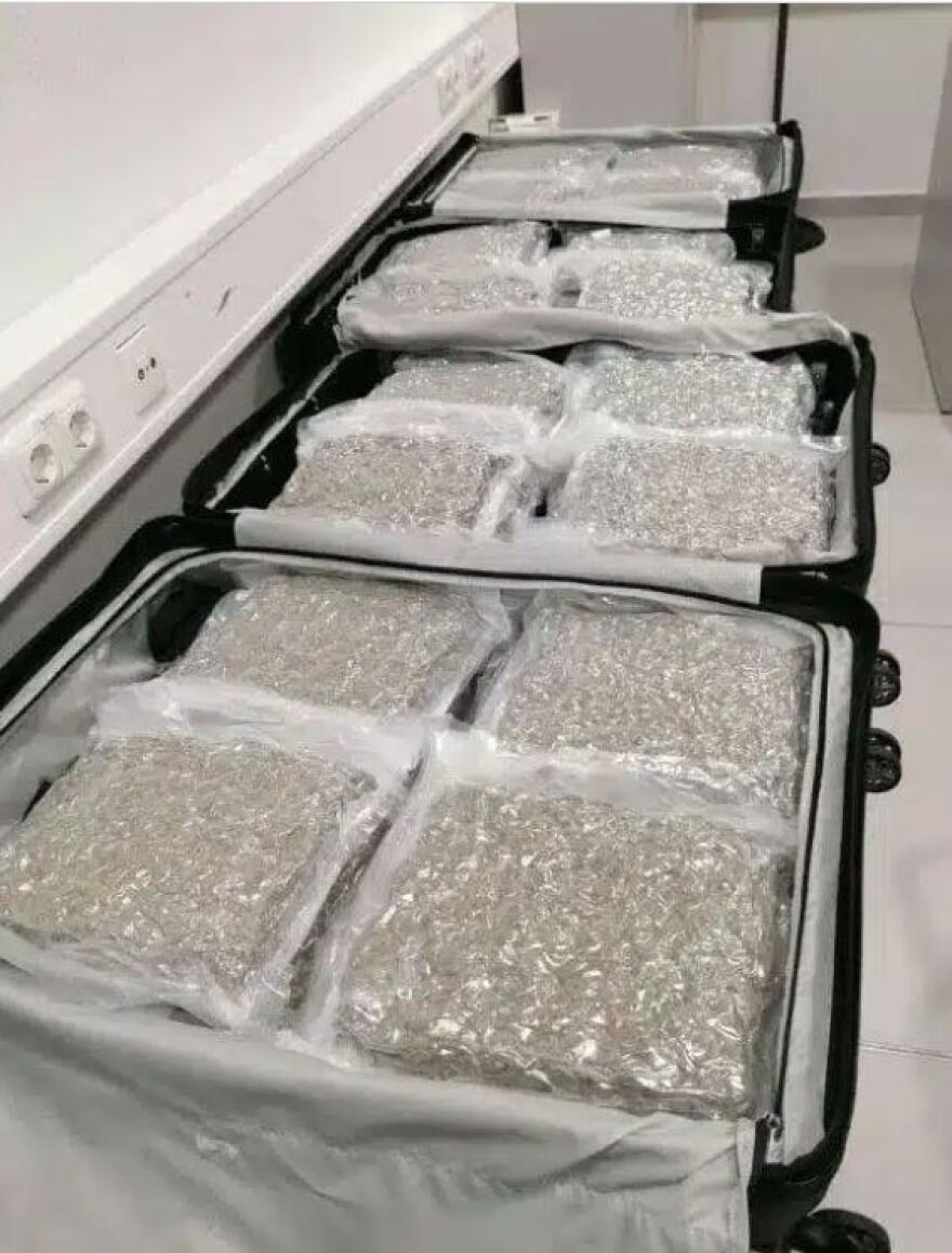 ΕΛΑΣ: Προσγειώθηκε στο «Ελευθέριος Βενιζέλος» με βαλίτσες γεμάτες κάνναβη και συνελήφθη