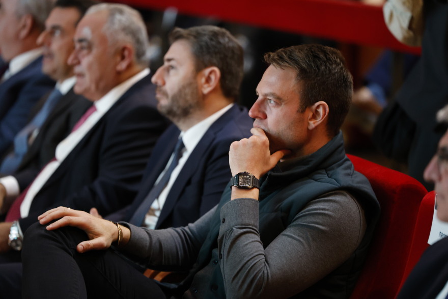 Παγωμένη χειραψία Κασσελάκη - Ανδρουλάκη σε εκδήλωση του Επαγγελματικού Επιμελητηρίου στο «Νιάρχος» 