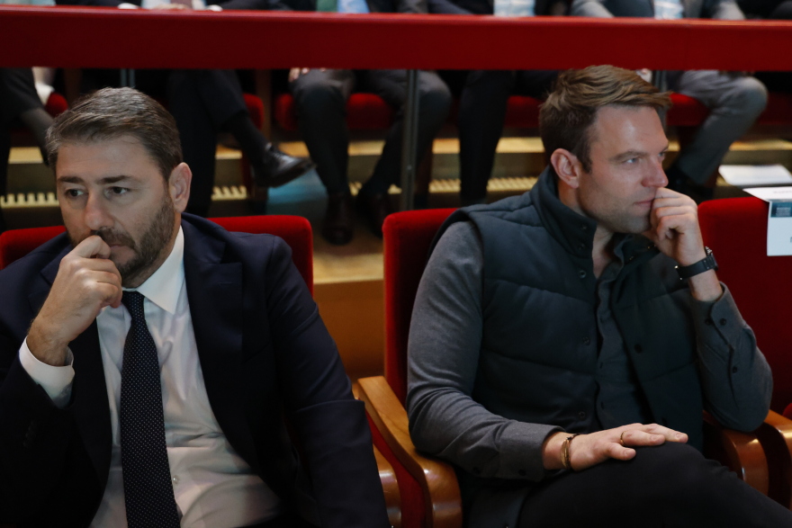 Παγωμένη χειραψία Κασσελάκη - Ανδρουλάκη σε εκδήλωση του Επαγγελματικού Επιμελητηρίου στο «Νιάρχος» 