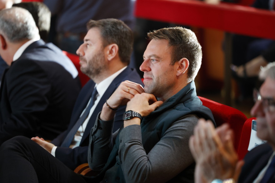 Παγωμένη χειραψία Κασσελάκη - Ανδρουλάκη σε εκδήλωση του Επαγγελματικού Επιμελητηρίου στο «Νιάρχος» 