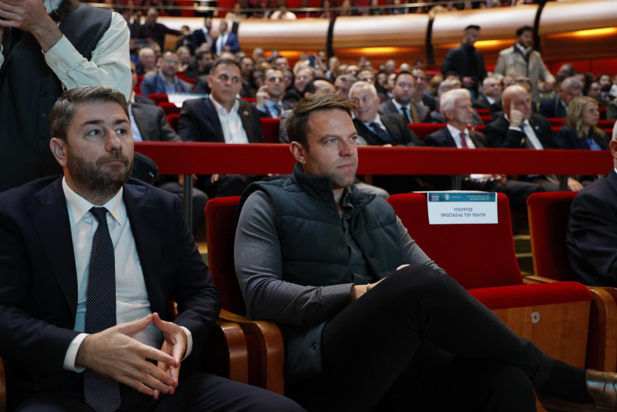 Παγωμένη χειραψία Κασσελάκη - Ανδρουλάκη σε εκδήλωση του Επαγγελματικού Επιμελητηρίου στο «Νιάρχος» 