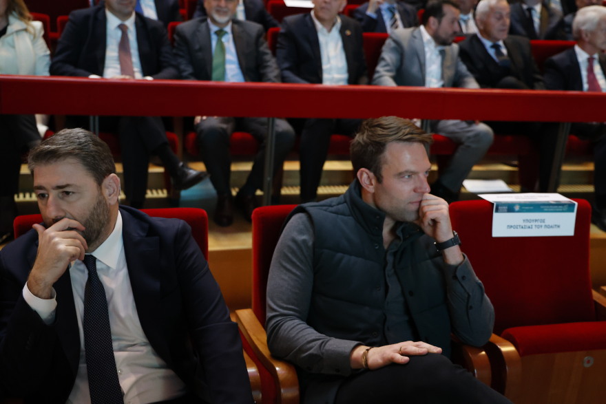 Παγωμένη χειραψία Κασσελάκη - Ανδρουλάκη σε εκδήλωση του Επαγγελματικού Επιμελητηρίου στο «Νιάρχος» 