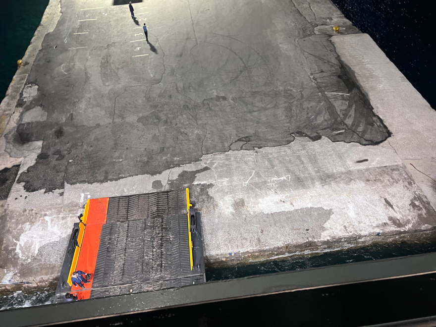 Στο λιμάνι της Νάξου προσέκρουσε το Blue Star 1 - Εγκλωβισμένοι οι επιβάτες, δείτε φωτογραφίες