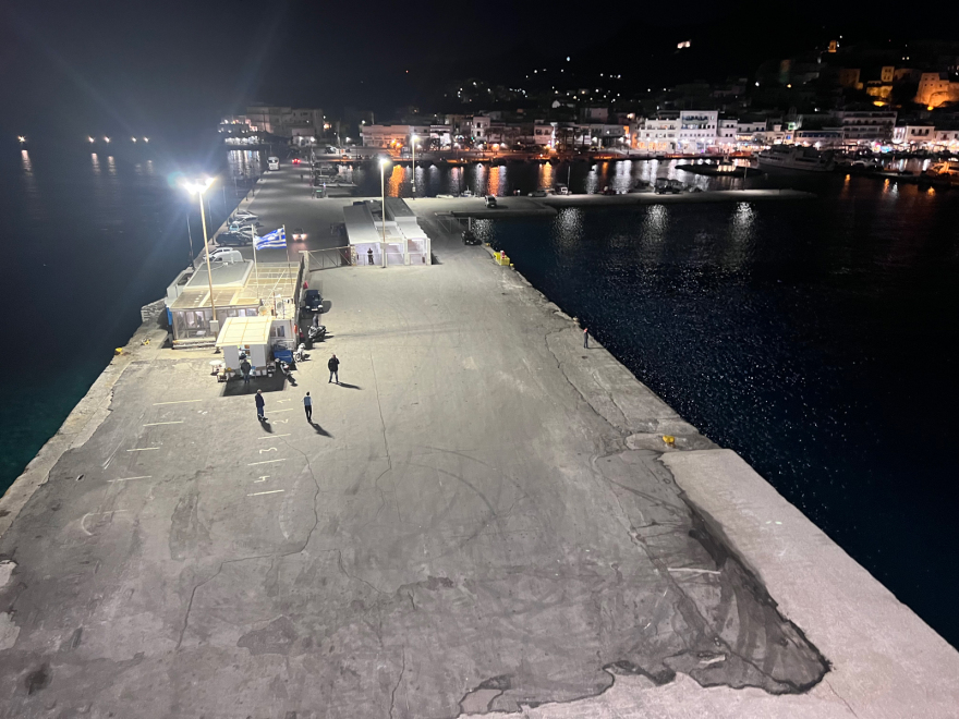 Στο λιμάνι της Νάξου προσέκρουσε το Blue Star 1 - Εγκλωβισμένοι οι επιβάτες, δείτε φωτογραφίες