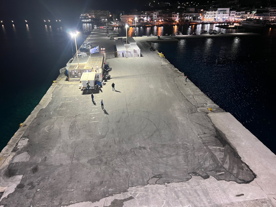 Στο λιμάνι της Νάξου προσέκρουσε το Blue Star 1 - Εγκλωβισμένοι οι επιβάτες, δείτε φωτογραφίες