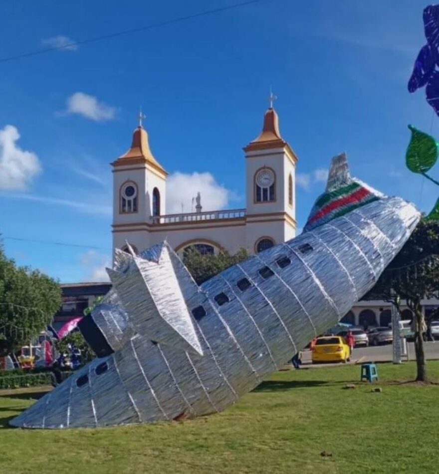 Κολομβία: Έβαλαν σε χριστουγεννιάτικο πάρκο ρέπλικα του μοιραίου αεροσκάφους της Σαπεκοένσε με τους 71 νεκρούς