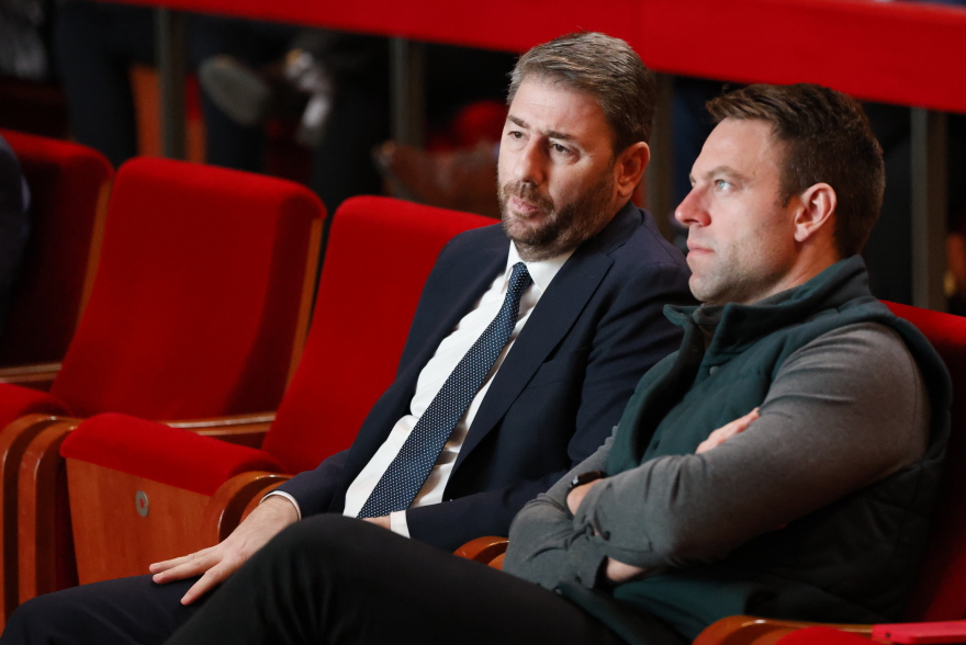 Παγωμένη χειραψία Κασσελάκη - Ανδρουλάκη σε εκδήλωση του Επαγγελματικού Επιμελητηρίου στο «Νιάρχος» 