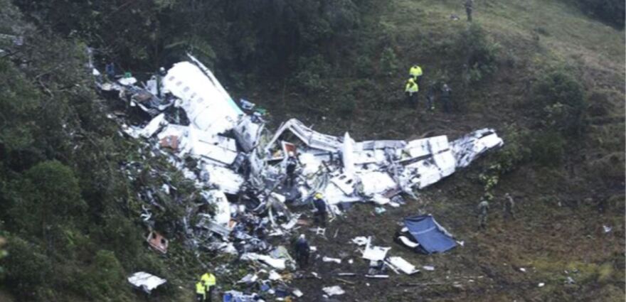 Κολομβία: Έβαλαν σε χριστουγεννιάτικο πάρκο ρέπλικα του μοιραίου αεροσκάφους της Σαπεκοένσε με τους 71 νεκρούς