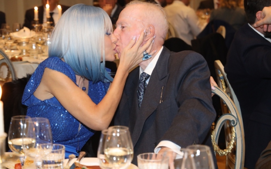 Κωνσταντίνος Πλεύρης: Τα φιλιά με την Τζόρτζια Σιακαβάρα σε φιλανθρωπικό gala - Δείτε φωτογραφίες