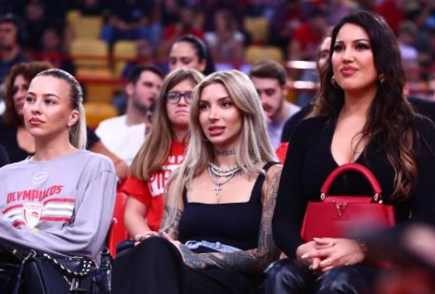 Ολυμπιακός - «Πασαρέλα» στο ΣΕΦ: Οι σύντροφοι των Πετρούσεφ, Μήτρου Λονγκ, Γουόκαπ και ΜακΚίσικ στρέφουν τα βλέμματα στις εξέδρες