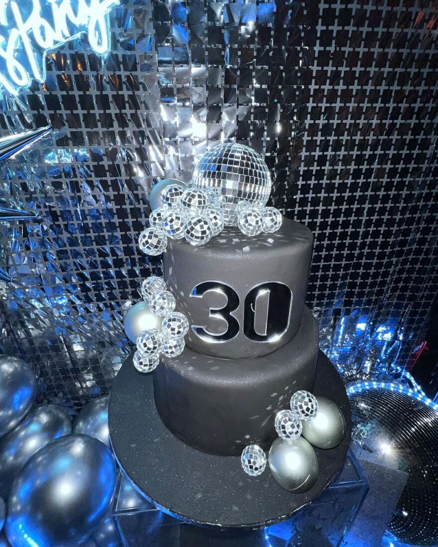 Ήβη Αδάμου: Αγκαλιά με τον Μιχάλη Κουινέλη στο πάρτι γενεθλίων της 