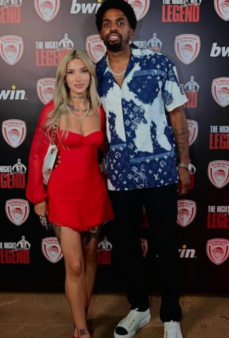 Ολυμπιακός - «Πασαρέλα» στο ΣΕΦ: Οι σύντροφοι των Πετρούσεφ, Μήτρου Λονγκ, Γουόκαπ και ΜακΚίσικ στρέφουν τα βλέμματα στις εξέδρες