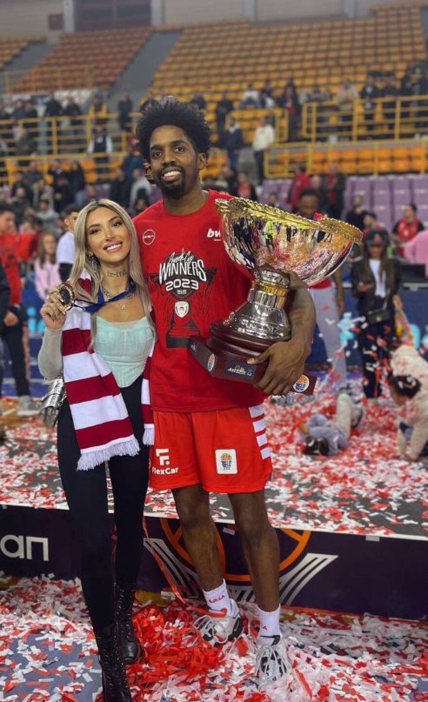 Ολυμπιακός - «Πασαρέλα» στο ΣΕΦ: Οι σύντροφοι των Πετρούσεφ, Μήτρου Λονγκ, Γουόκαπ και ΜακΚίσικ στρέφουν τα βλέμματα στις εξέδρες